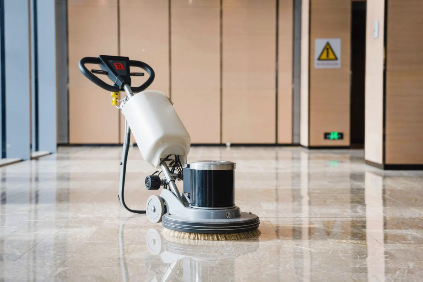 Bodenreinigungsmaschine auf frisch gereinigtem Steinboden